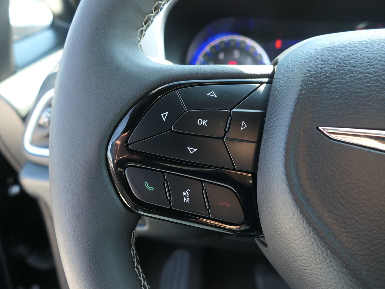 Used 2025 Chrysler Pacifica Limited image 14