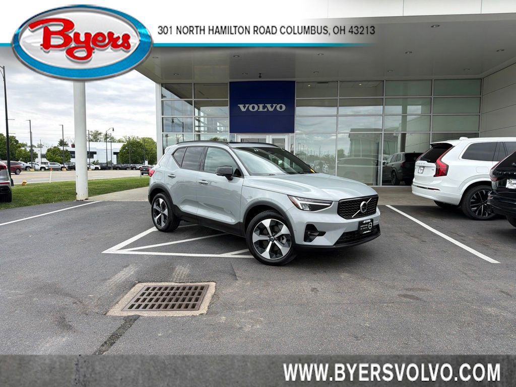 Certified 2025 Volvo XC40 B5 Plus AWD/4WD image 1