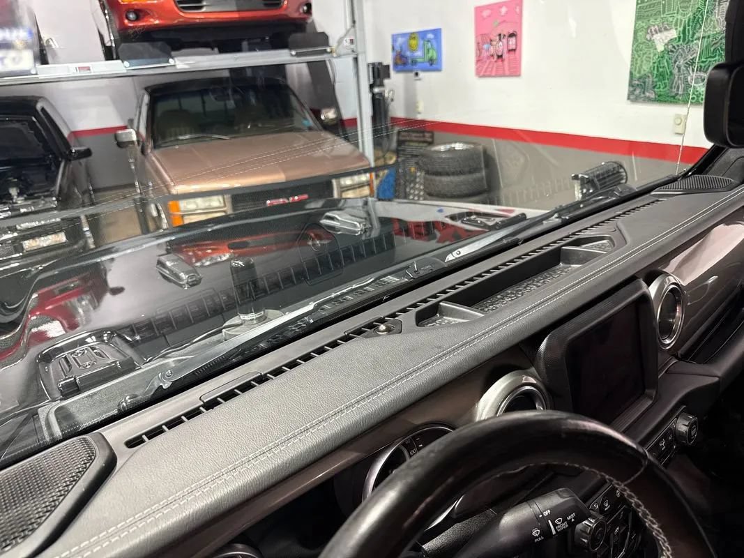 Used 2023 Jeep Gladiator Overland w/ Cold Weather Group AWD/4WD image 91