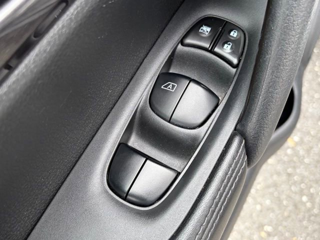 Used 2018 Nissan Rogue SV image 13