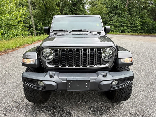 Used 2025 Jeep Gladiator Sport AWD/4WD image 3