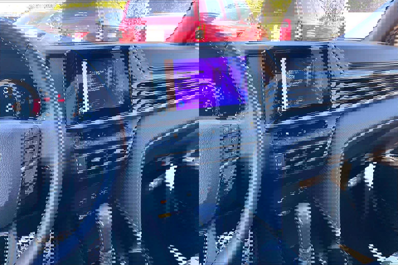 Used 2025 Toyota Camry SE image 6