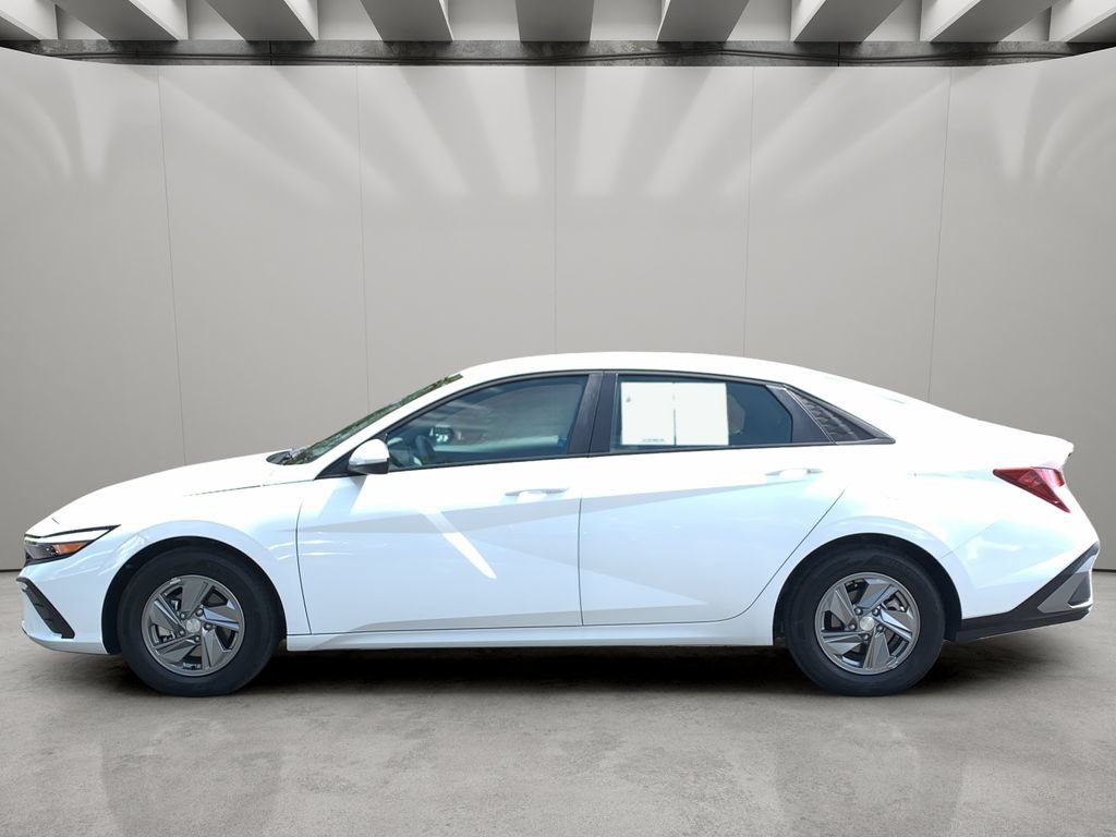 Certified 2026 Hyundai Elantra SE FWD image 2