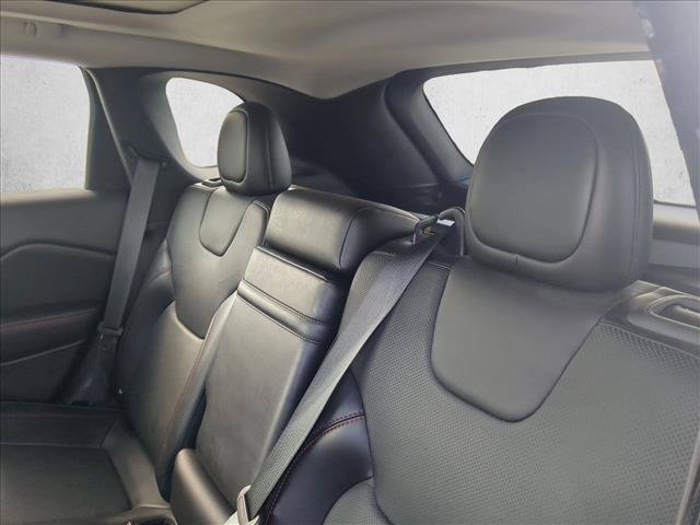 Used 2019 Jeep Cherokee Trailhawk AWD/4WD image 16