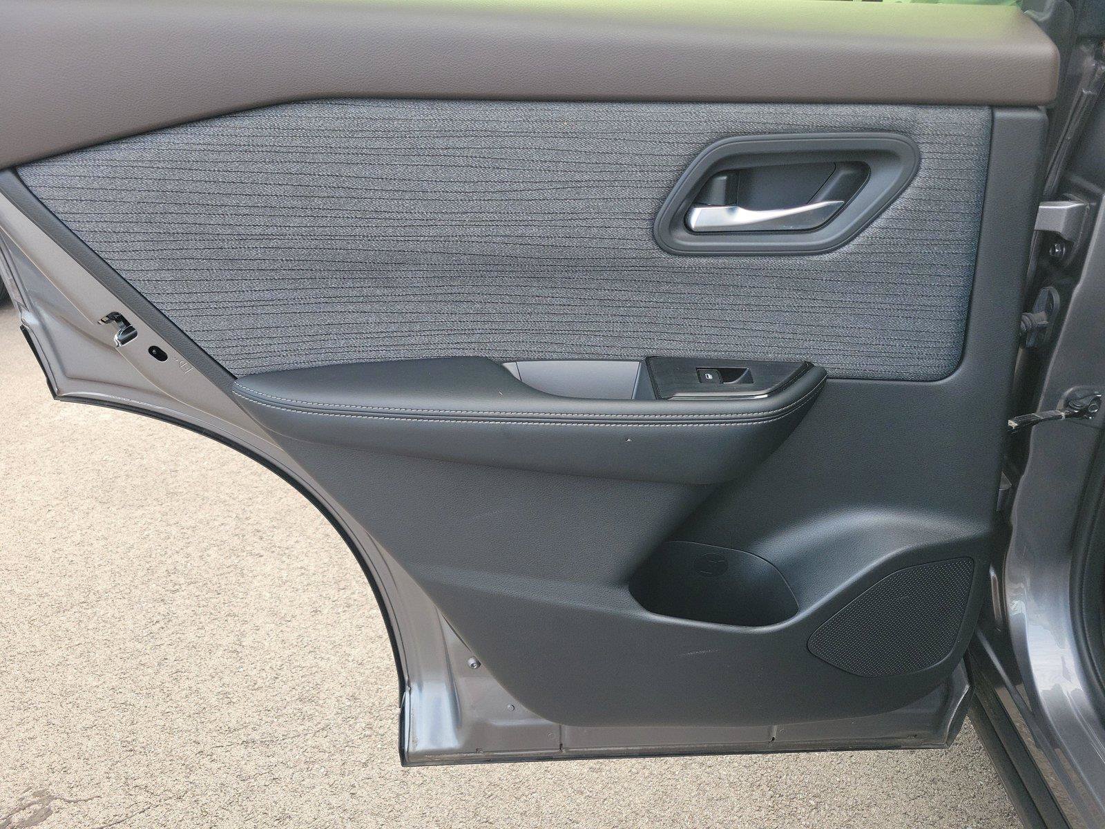 Used 2023 Nissan Rogue SV AWD/4WD image 16