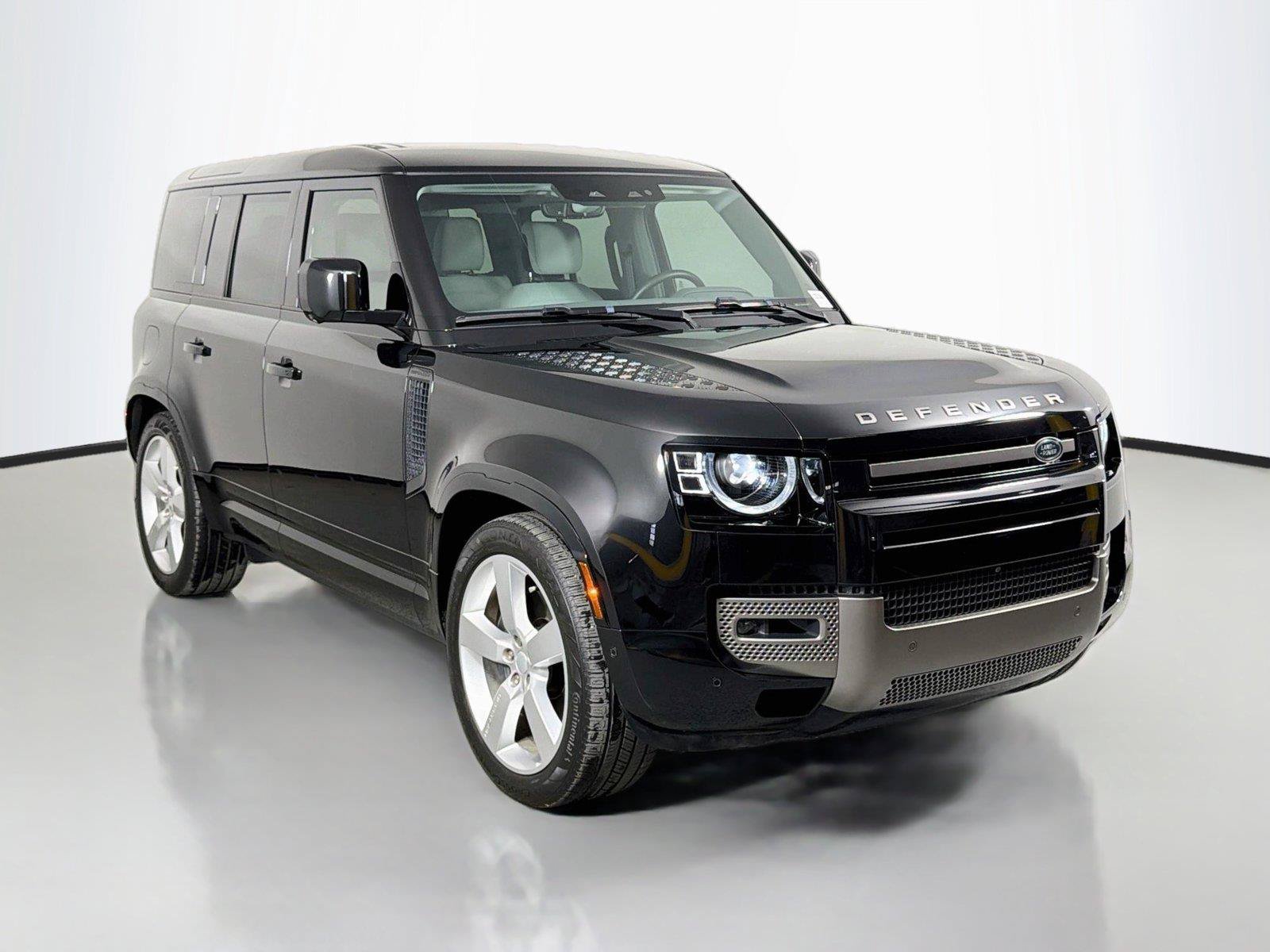 Certified 2025 Land Rover Defender 110 X-Dynamic SE AWD/4WD image 3