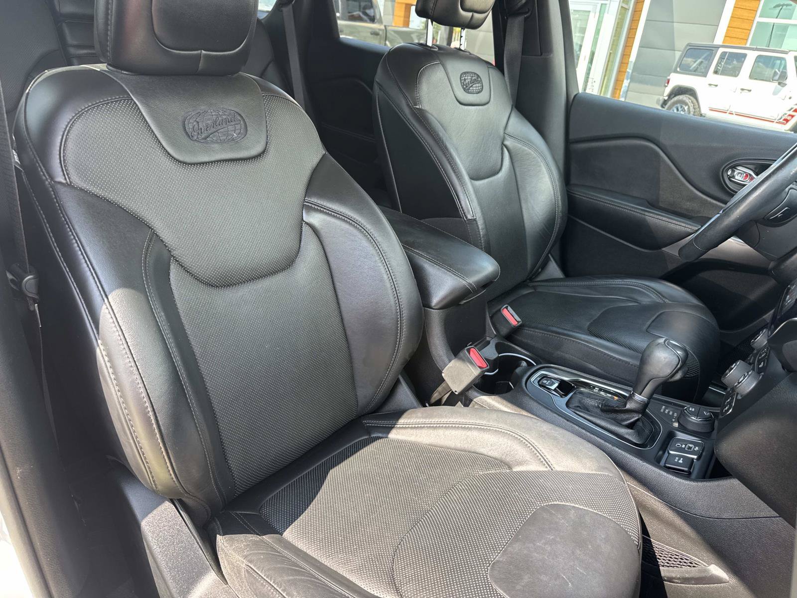 Used 2019 Jeep Cherokee Overland w/ Technology Group AWD/4WD image 12