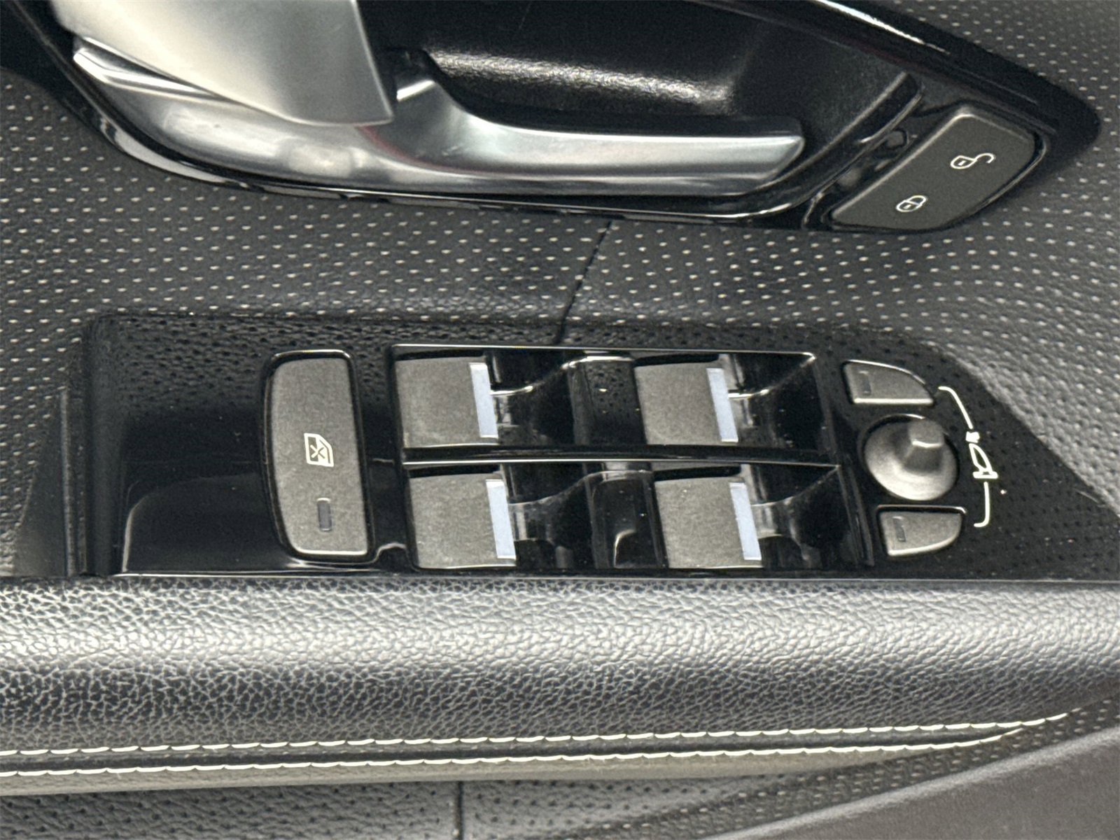 Used 2015 Land Rover Range Rover Evoque Dynamic image 13