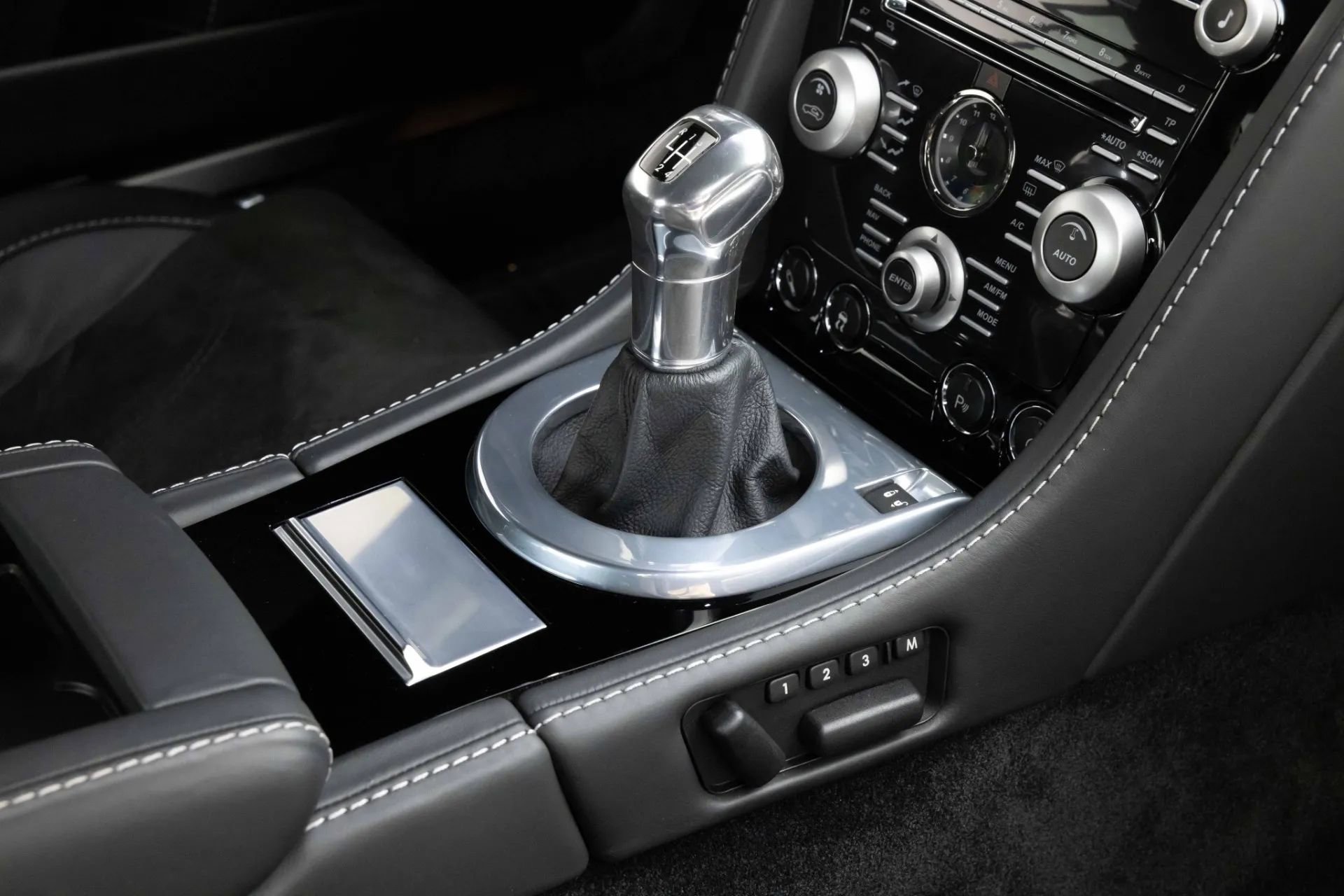 Used 2009 Aston Martin DBS Coupe RWD image 10