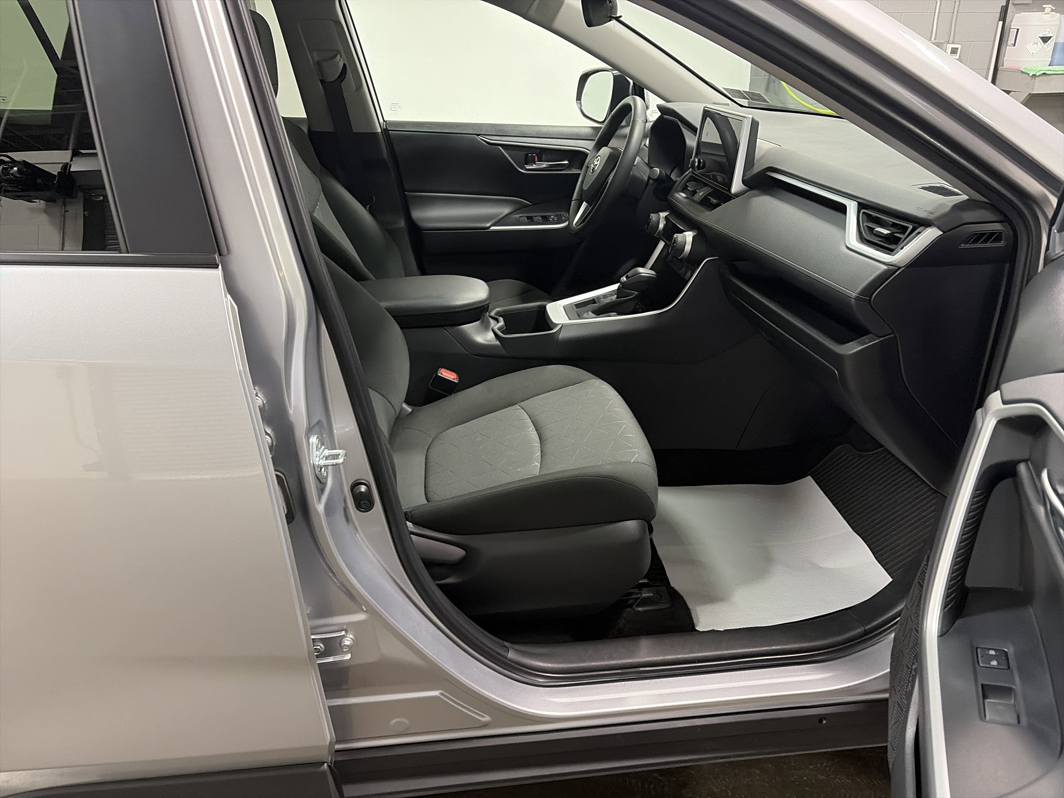 Used 2023 Toyota RAV4 XLE image 32