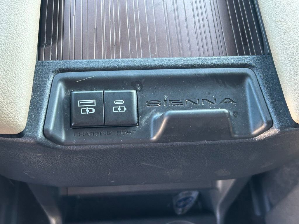 Used 2023 Toyota Sienna XLE FWD image 22