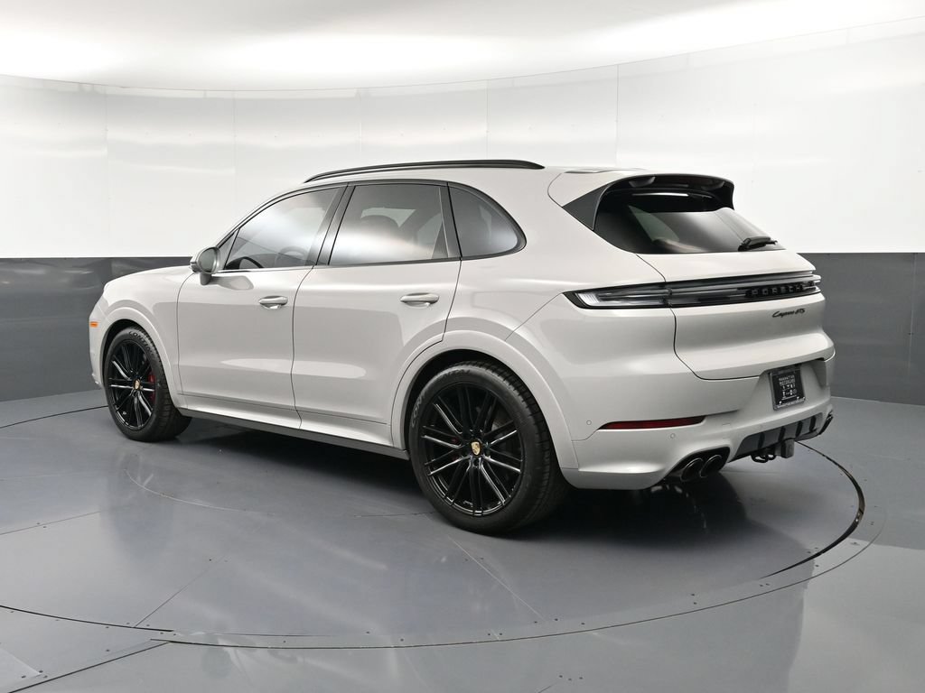 Certified 2025 Porsche Cayenne GTS AWD/4WD image 3