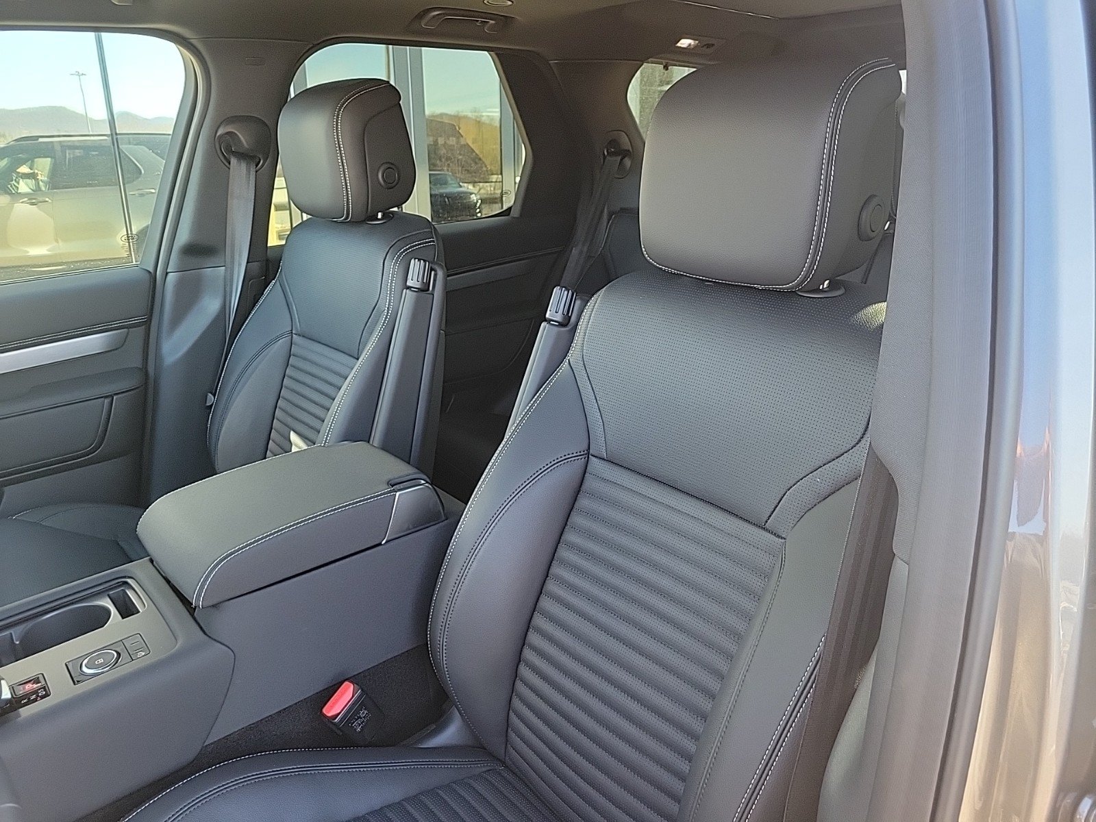 Certified 2025 Land Rover Discovery Dynamic SE AWD/4WD image 23