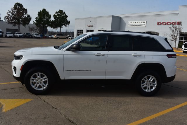 Used 2023 Jeep Grand Cherokee Laredo AWD/4WD image 10