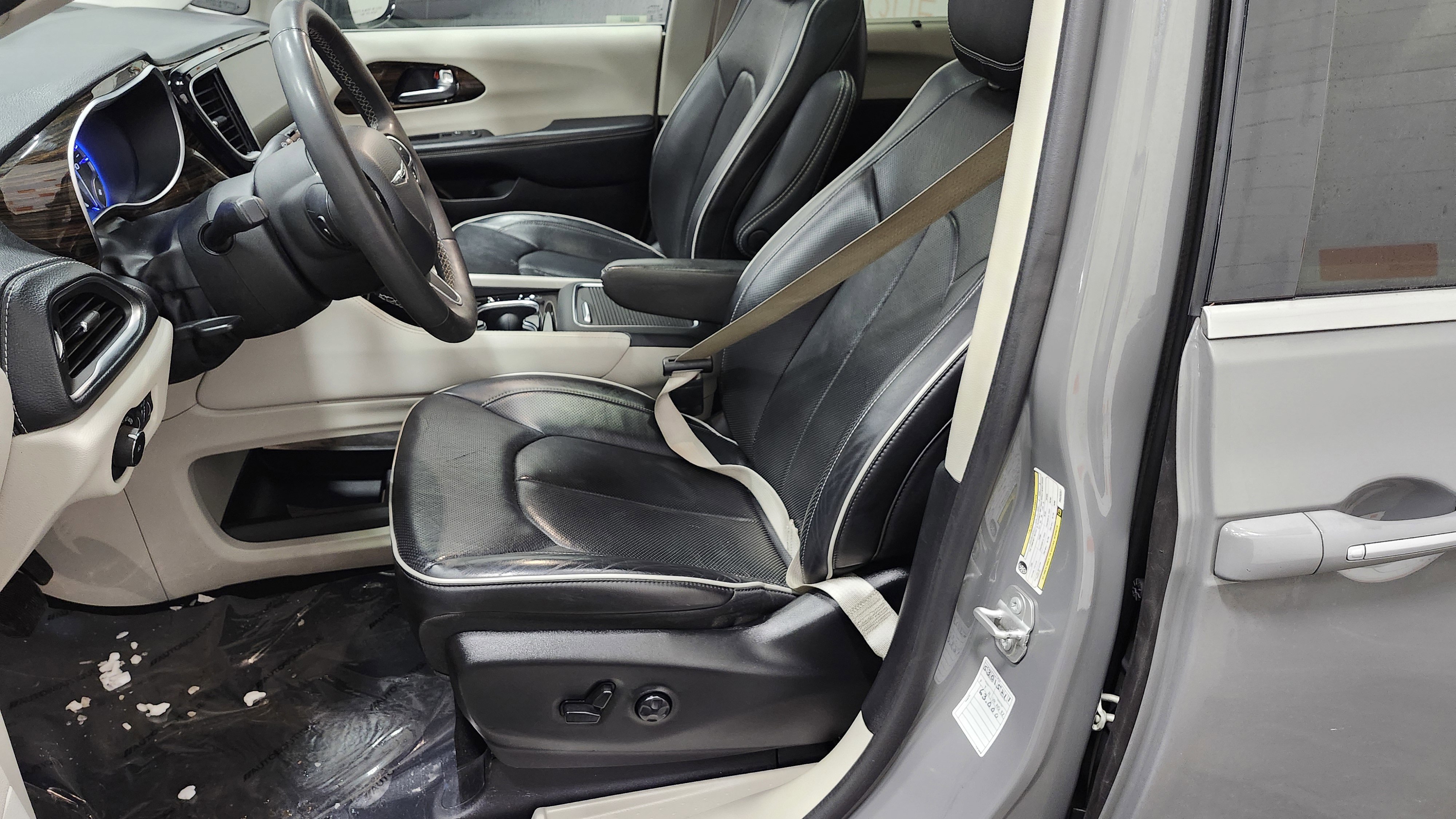 Used 2023 Chrysler Pacifica Limited image 23