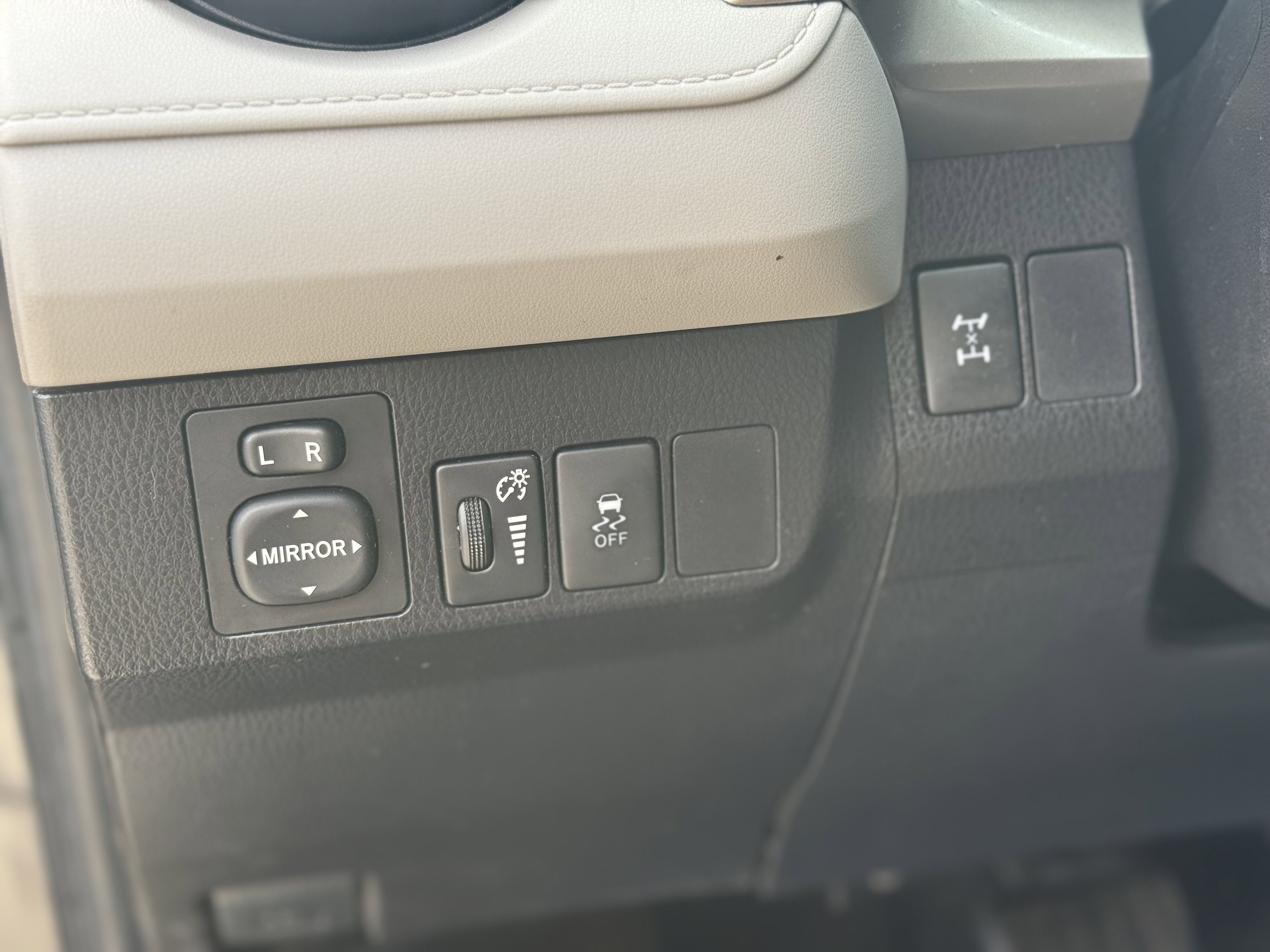 Used 2015 Toyota RAV4 LE image 14