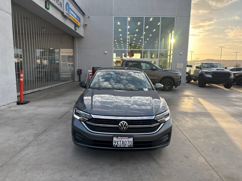 Used 2024 Volkswagen Jetta SE FWD image 3