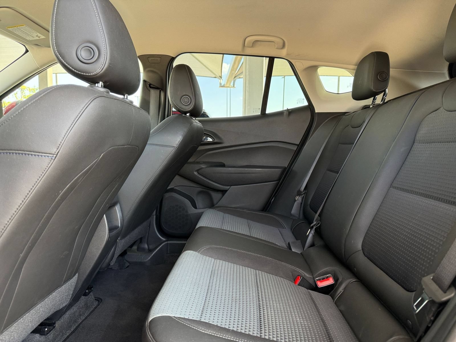 Used 2025 Chevrolet Trax LT w/ LT Convenience Package FWD image 25