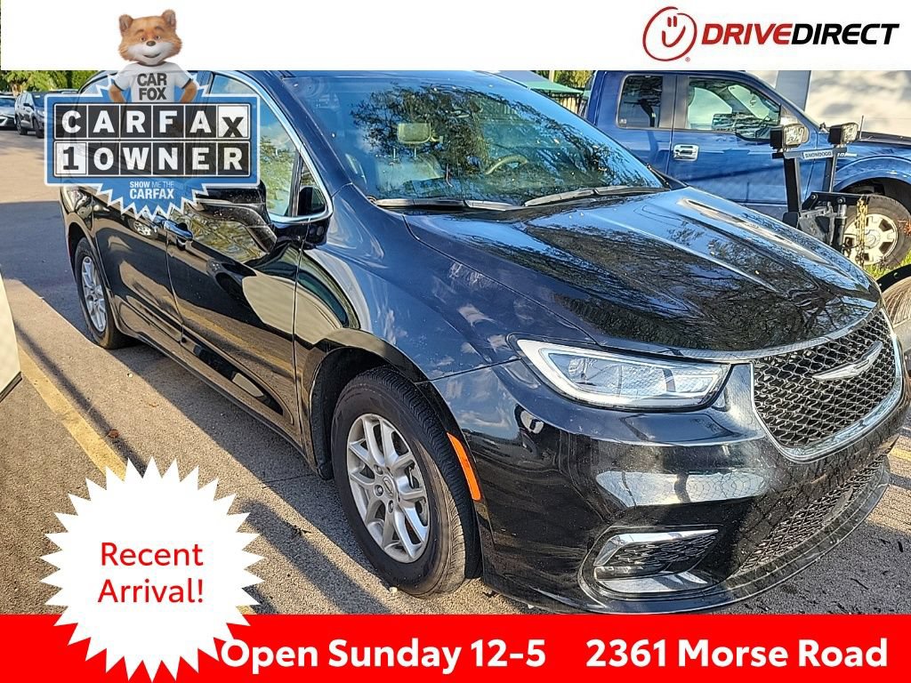 Used 2025 Chrysler Pacifica Select