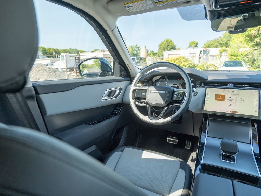 New 2025 Land Rover Range Rover Velar Dynamic SE image 18