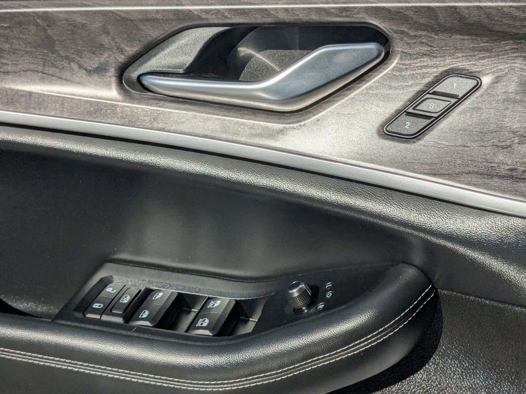 Used 2023 Jeep Grand Cherokee Limited w/ Black Appearance Package image 12