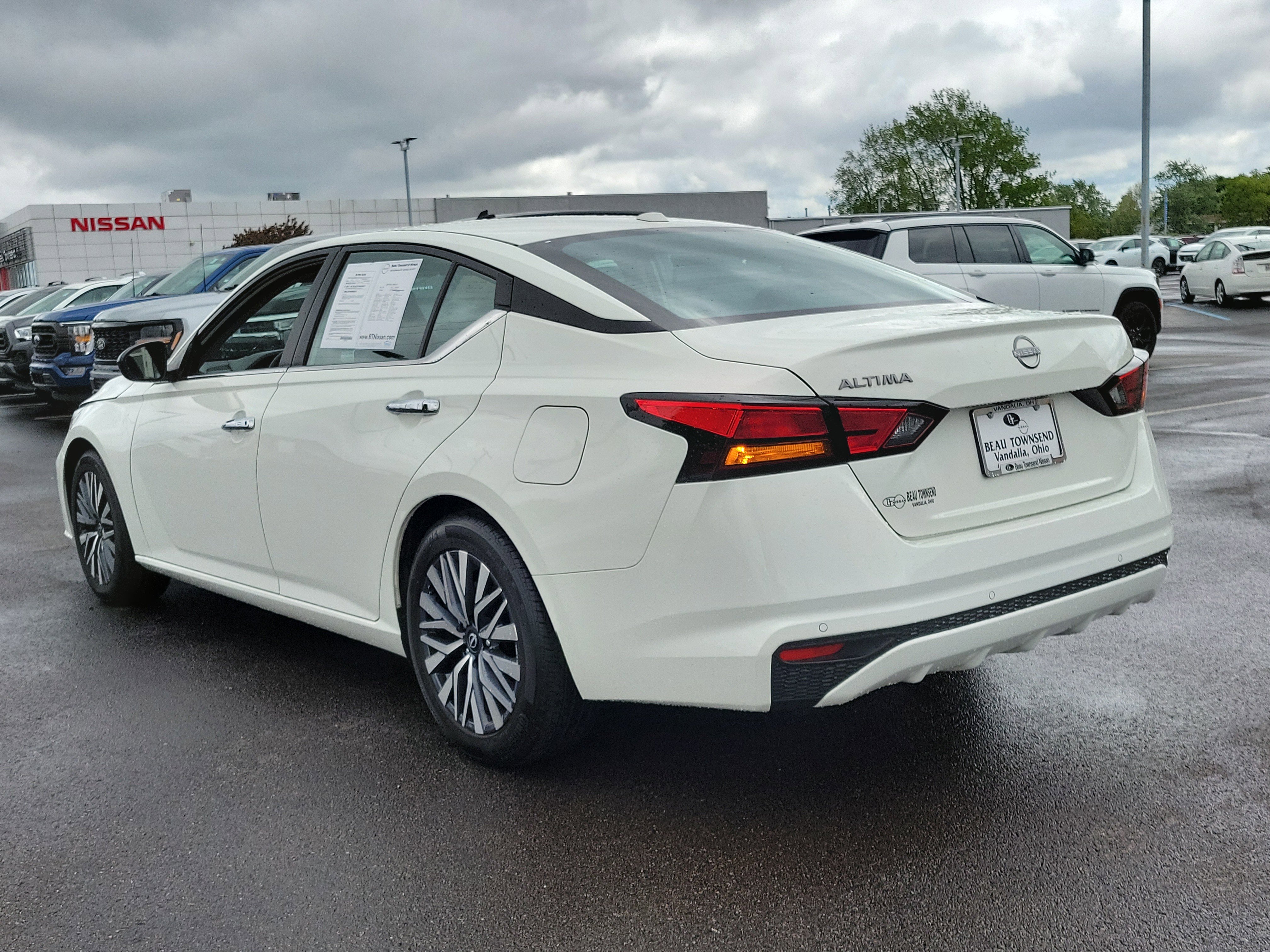 Used 2025 Nissan Altima 2.5 SV FWD image 3