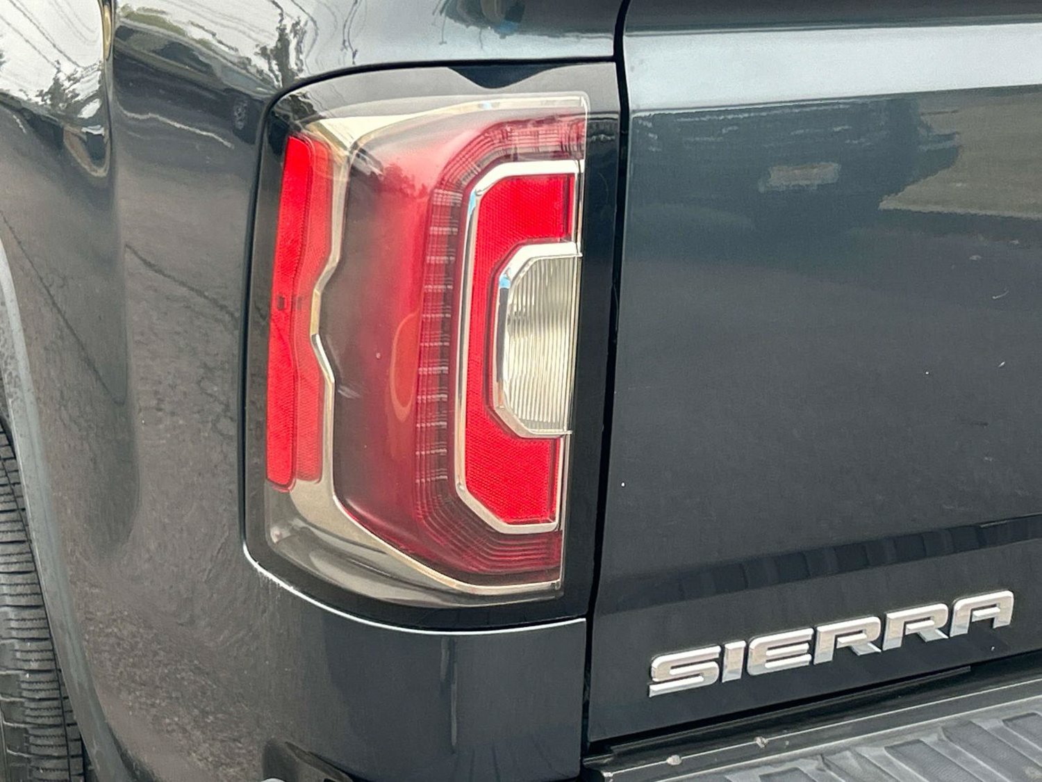 Used 2017 GMC Sierra 1500 SLT w/ SLT Preferred Package AWD/4WD image 13