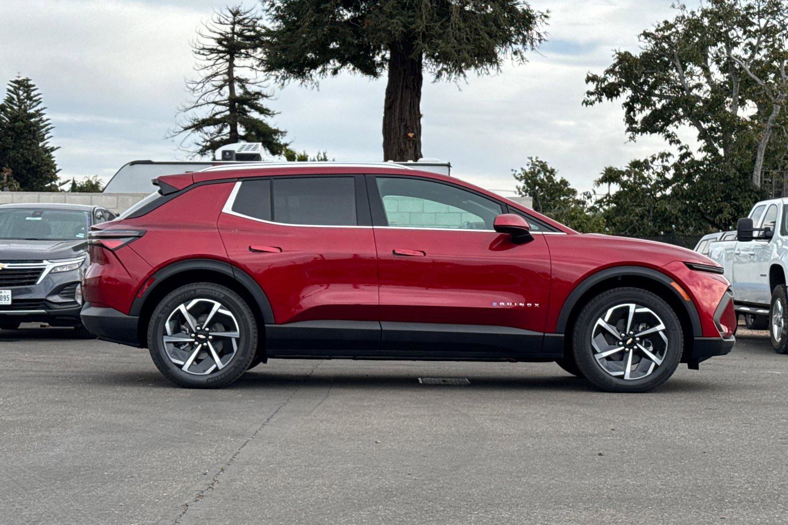 Used 2026 Chevrolet Equinox EV LT image 2