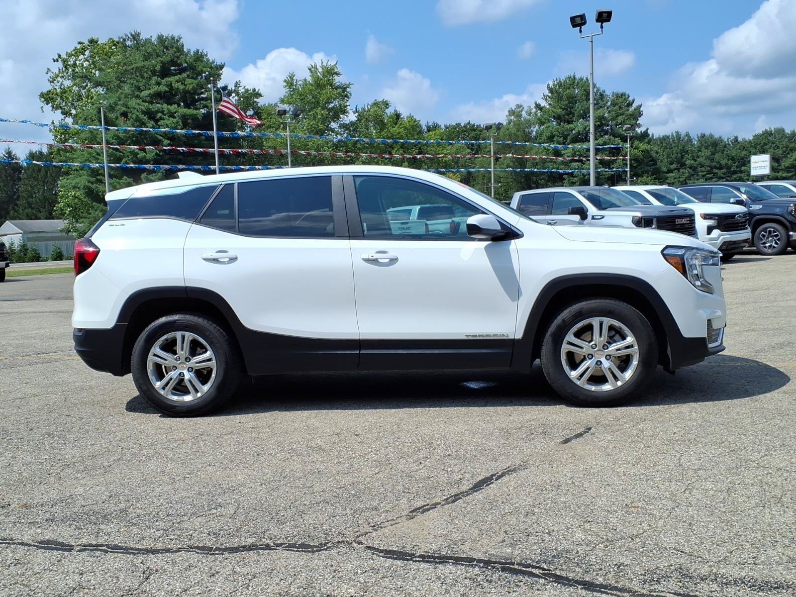 Used 2024 GMC Terrain SLE AWD/4WD image 14