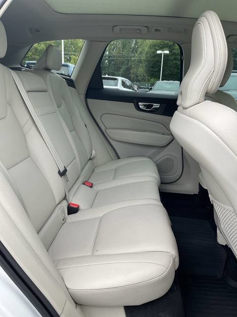 Used 2022 Volvo XC60 B5 Momentum w/ Climate Package FWD image 18
