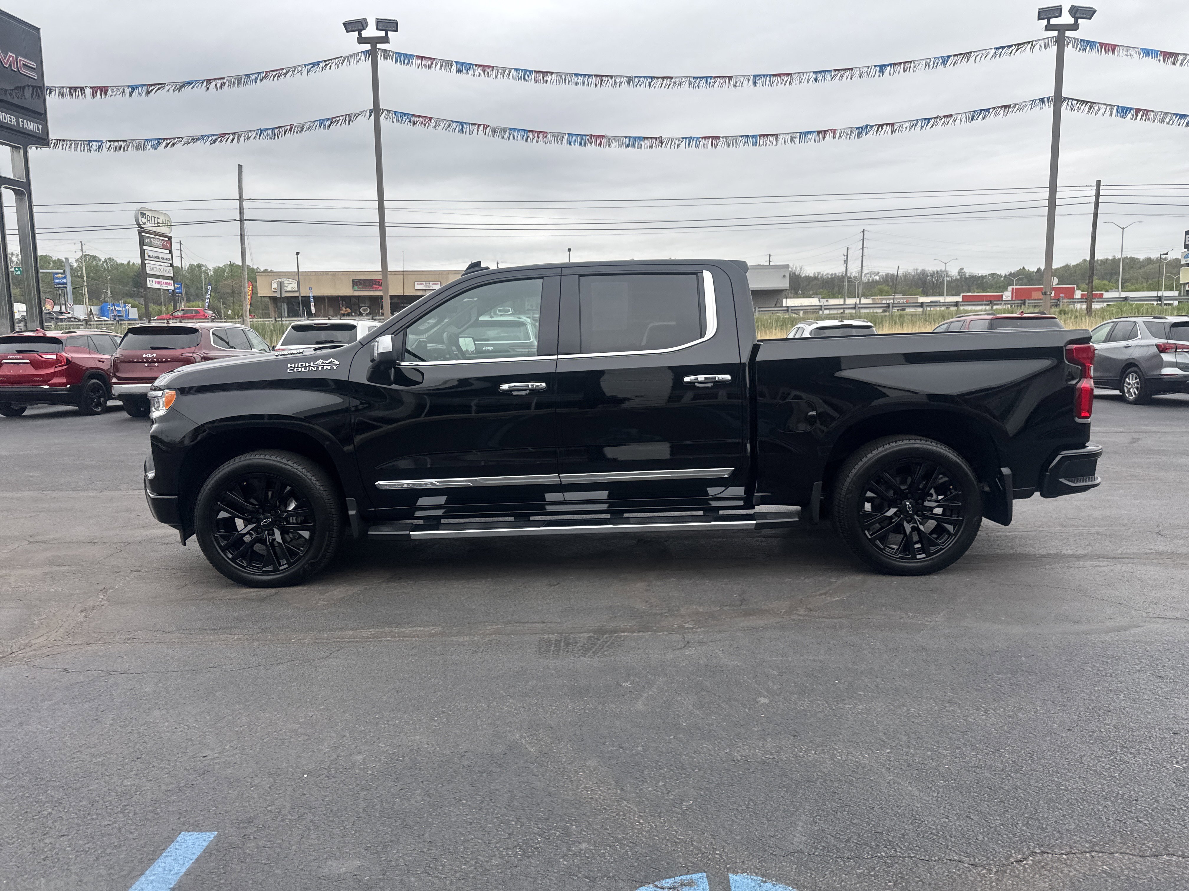 Used 2025 Chevrolet Silverado 1500 High Country w/ Technology Package AWD/4WD image 7