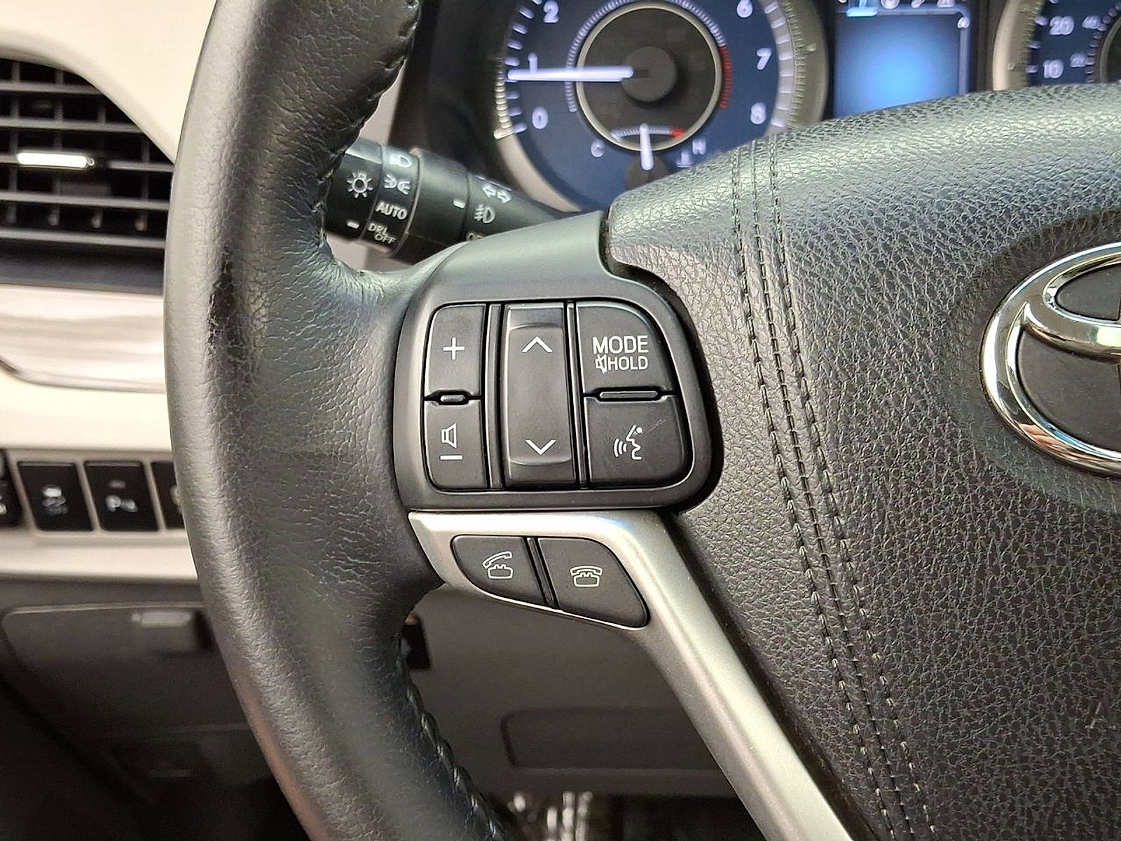 Used 2015 Toyota Sienna XLE w/ XLE Navigation Package image 17