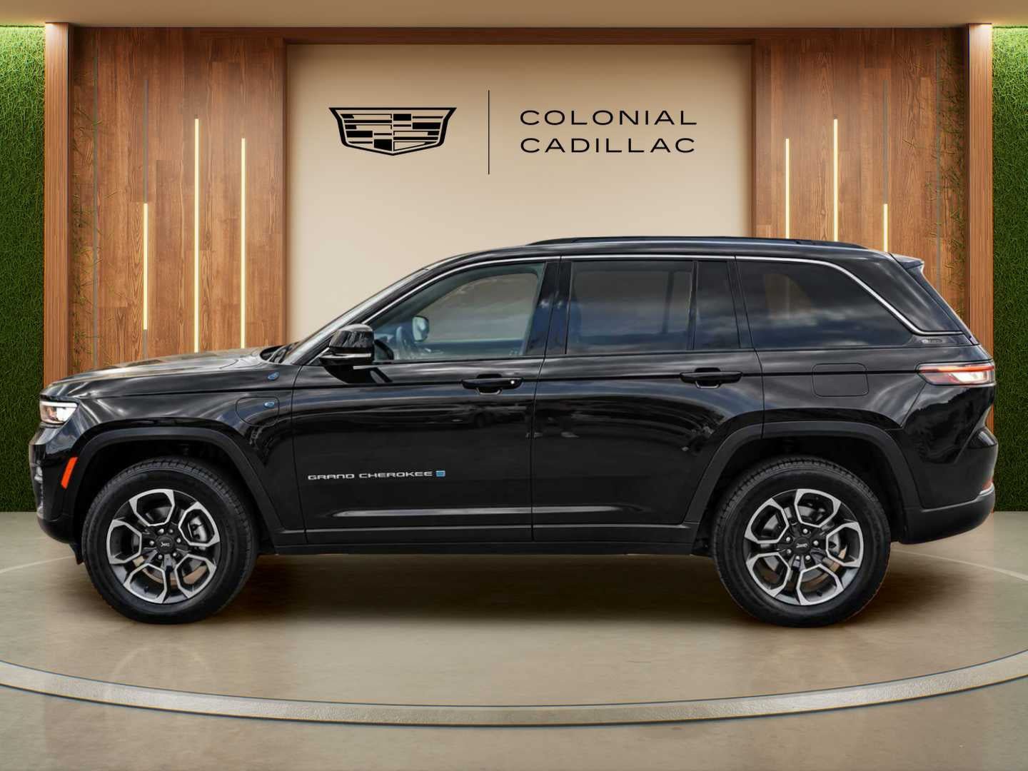 Used 2023 Jeep Grand Cherokee Trailhawk w/ Advanced Protech Group II AWD/4WD image 4