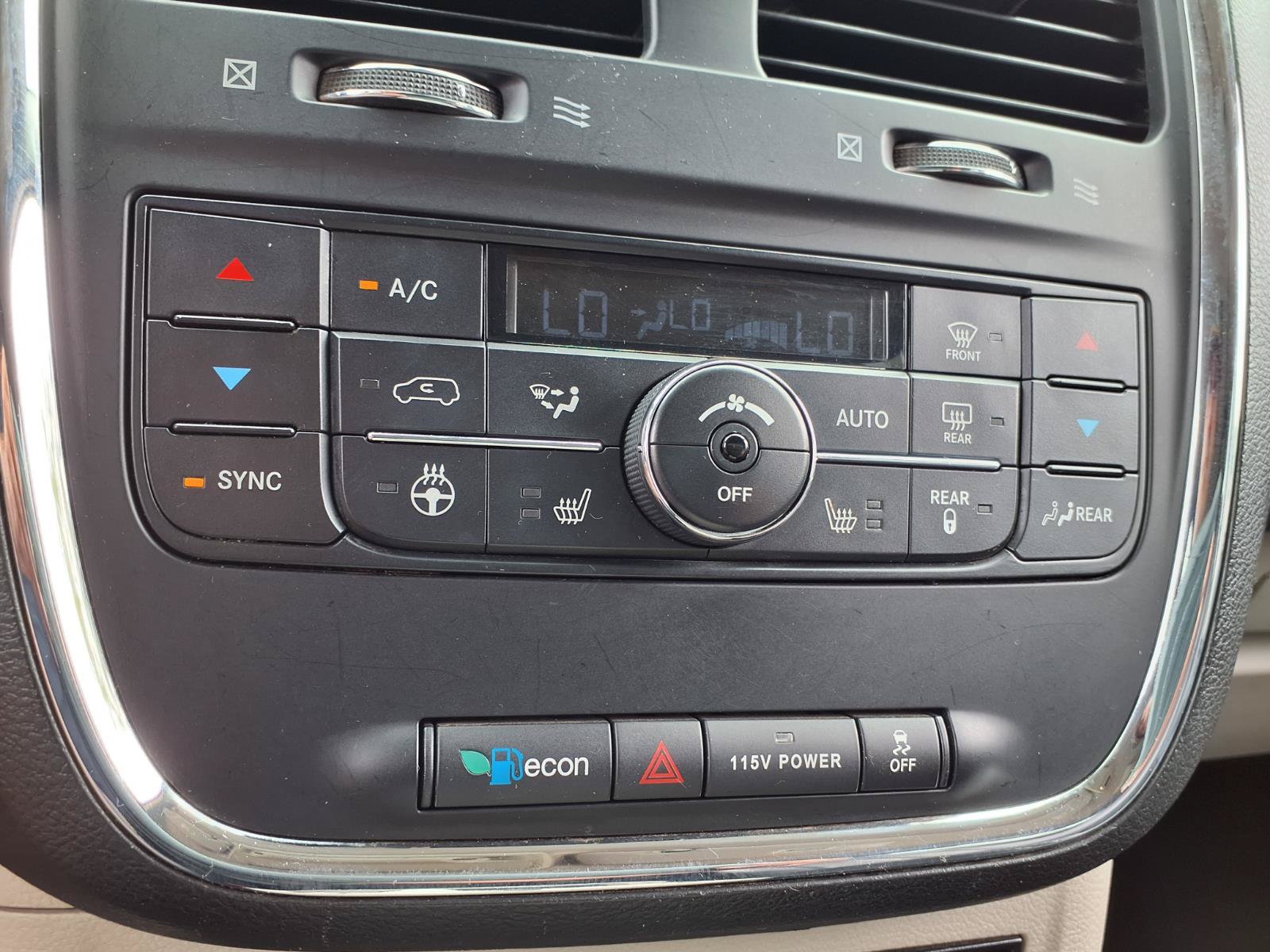Used 2015 Chrysler Town & Country Touring-L w/ Driver Convenience Group FWD image 8
