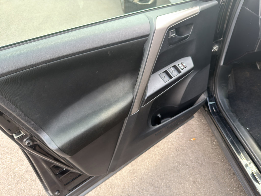 Used 2018 Toyota RAV4 LE FWD image 8