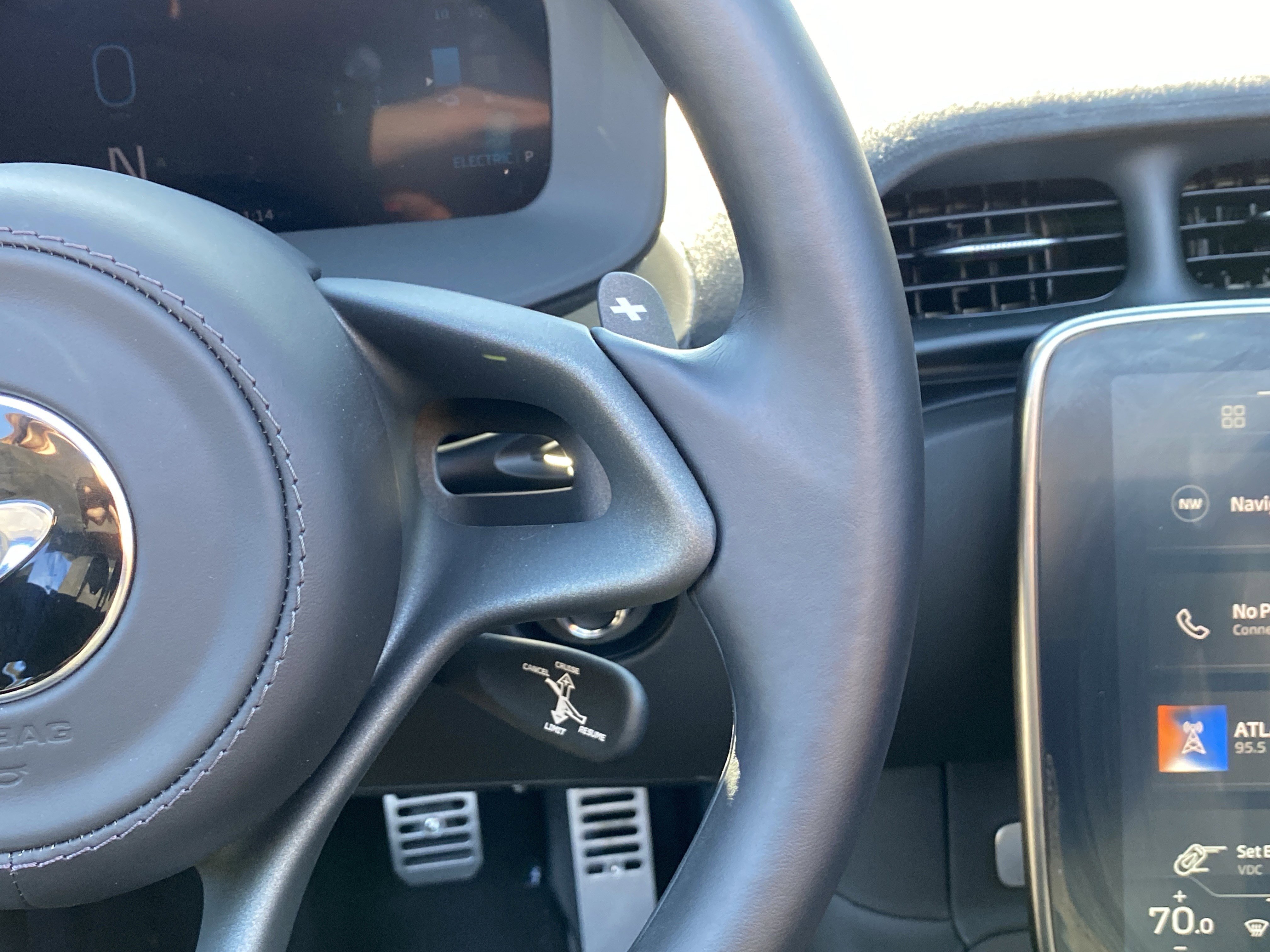 Used 2025 McLaren Artura Spider image 28
