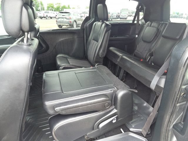 Used 2015 Chrysler Town & Country S FWD image 17