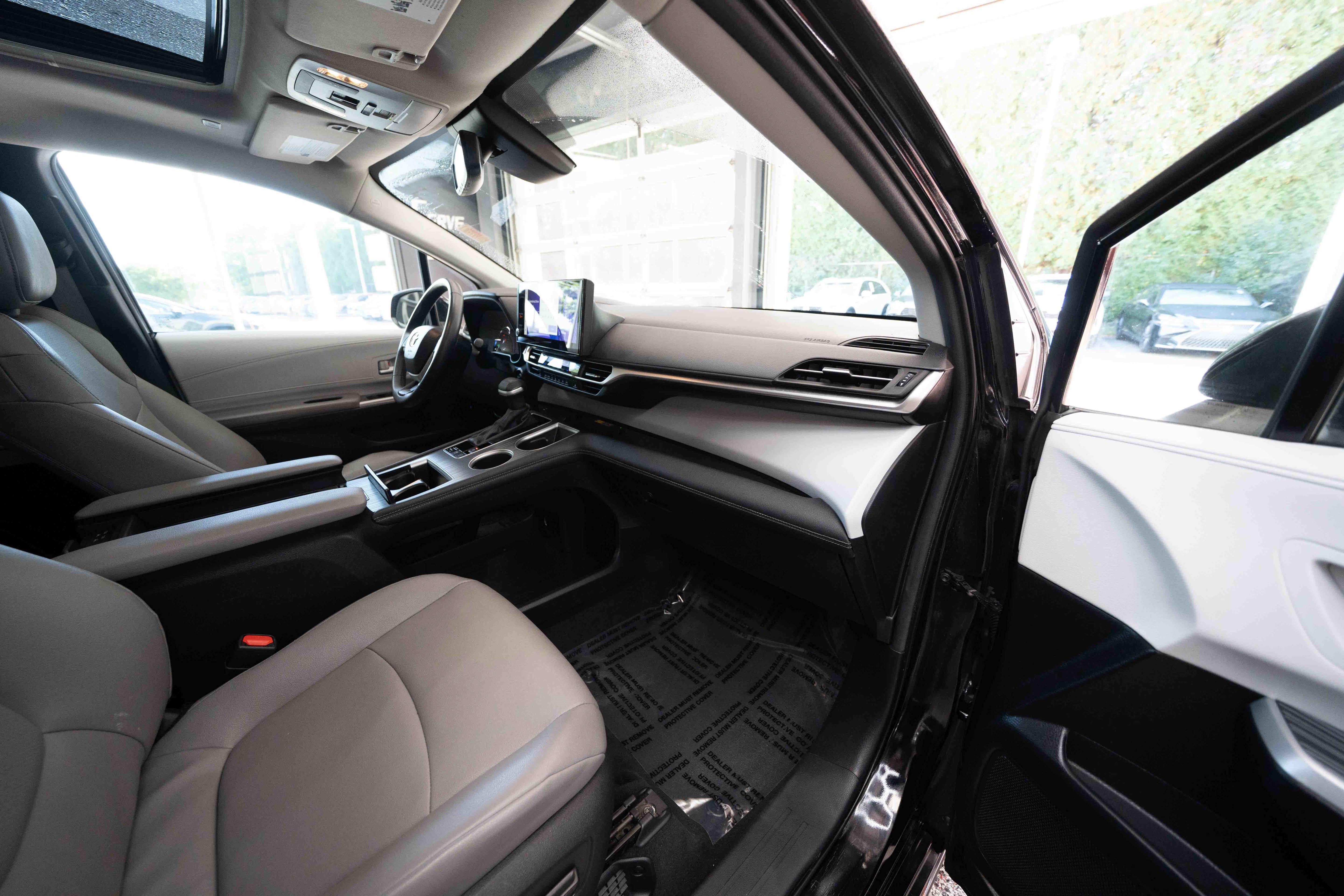 Used 2025 Toyota Sienna XLE FWD image 26