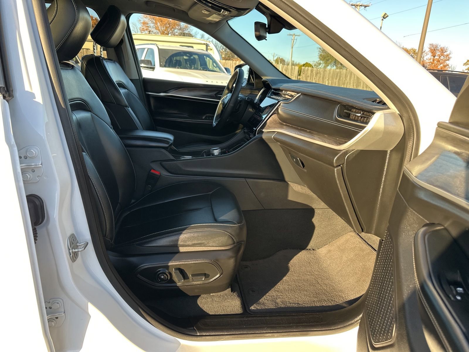 Used 2023 Jeep Grand Cherokee Limited image 21