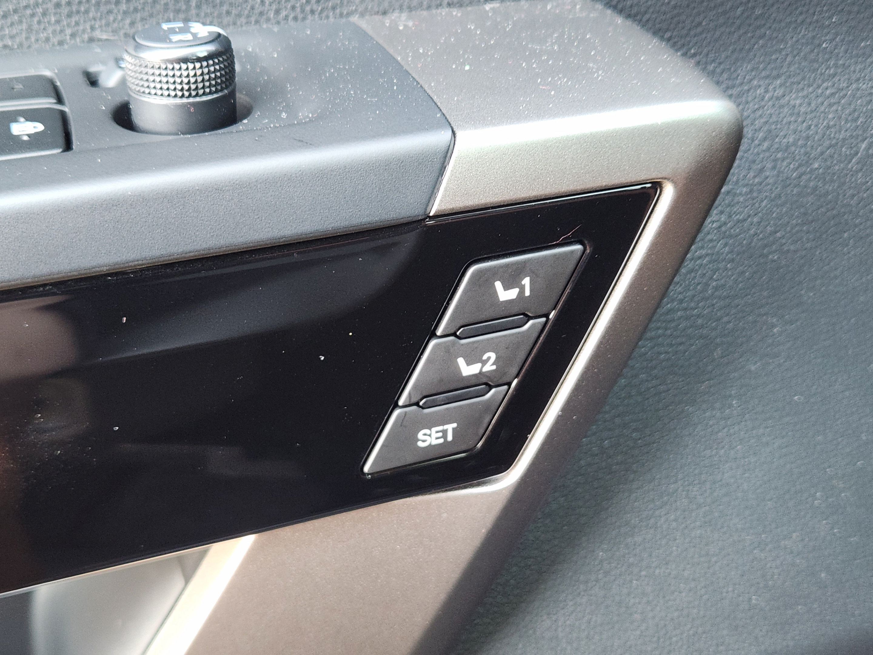Used 2025 Toyota Tundra Limited AWD/4WD image 18