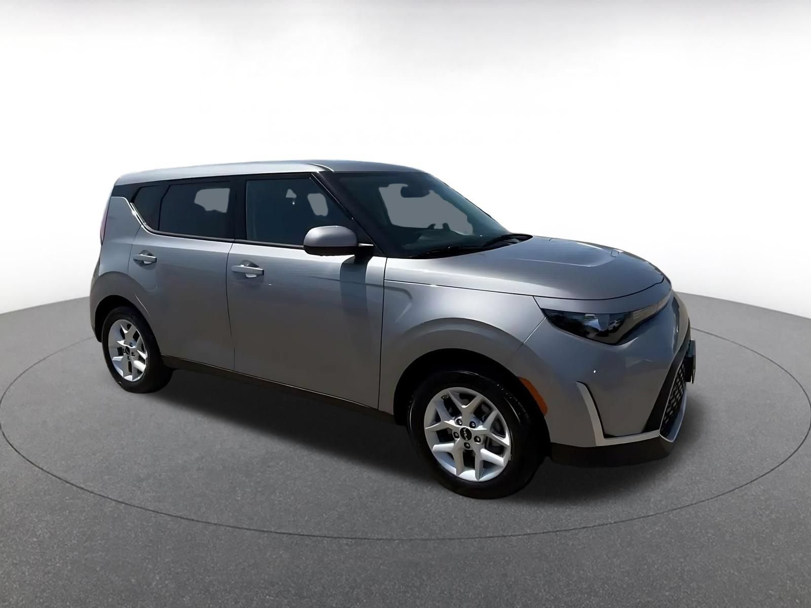 Used 2025 Kia Soul LX w/ LX Technology Package FWD image 2