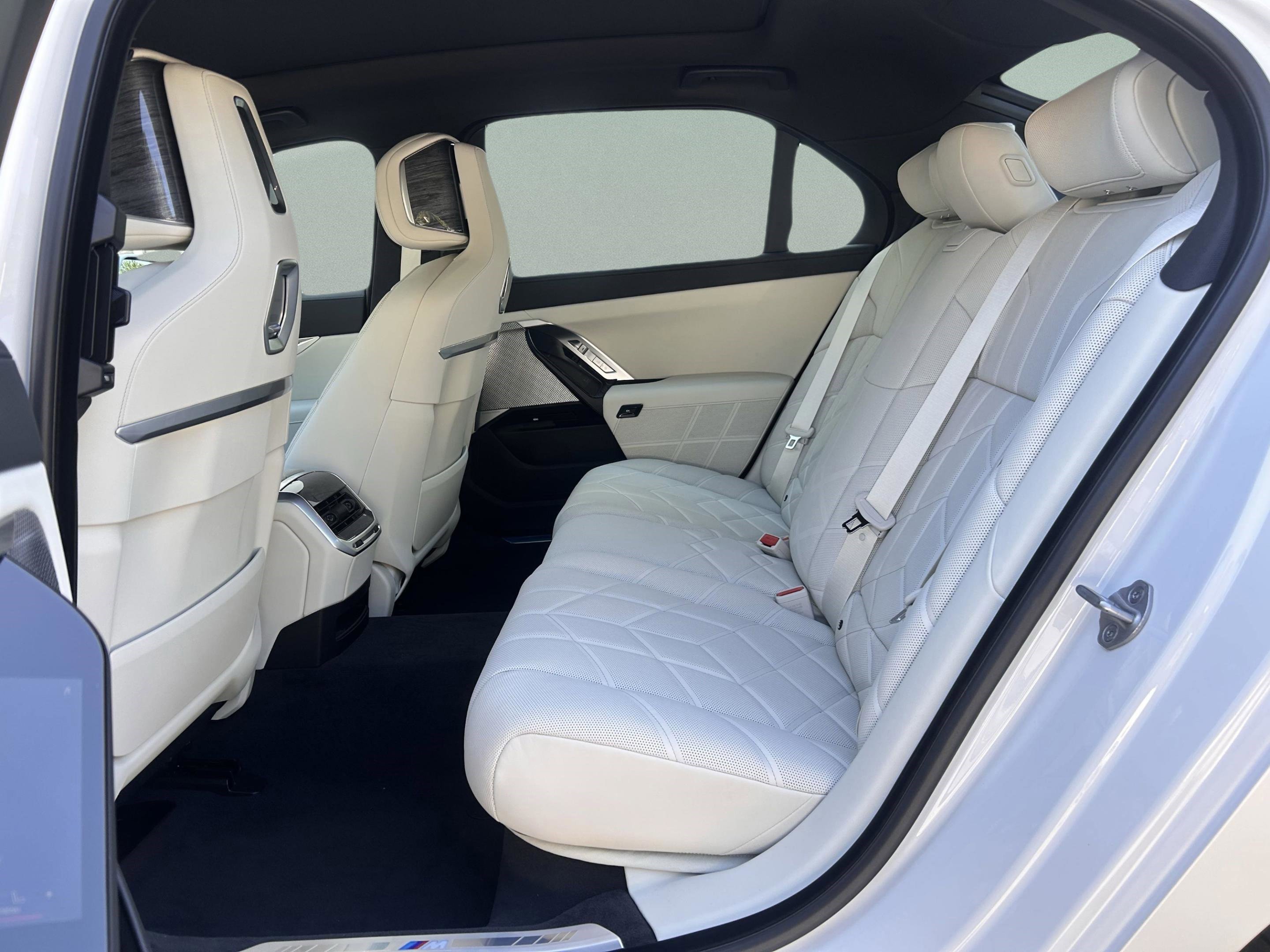 Used 2025 BMW i7 xDrive60 image 28