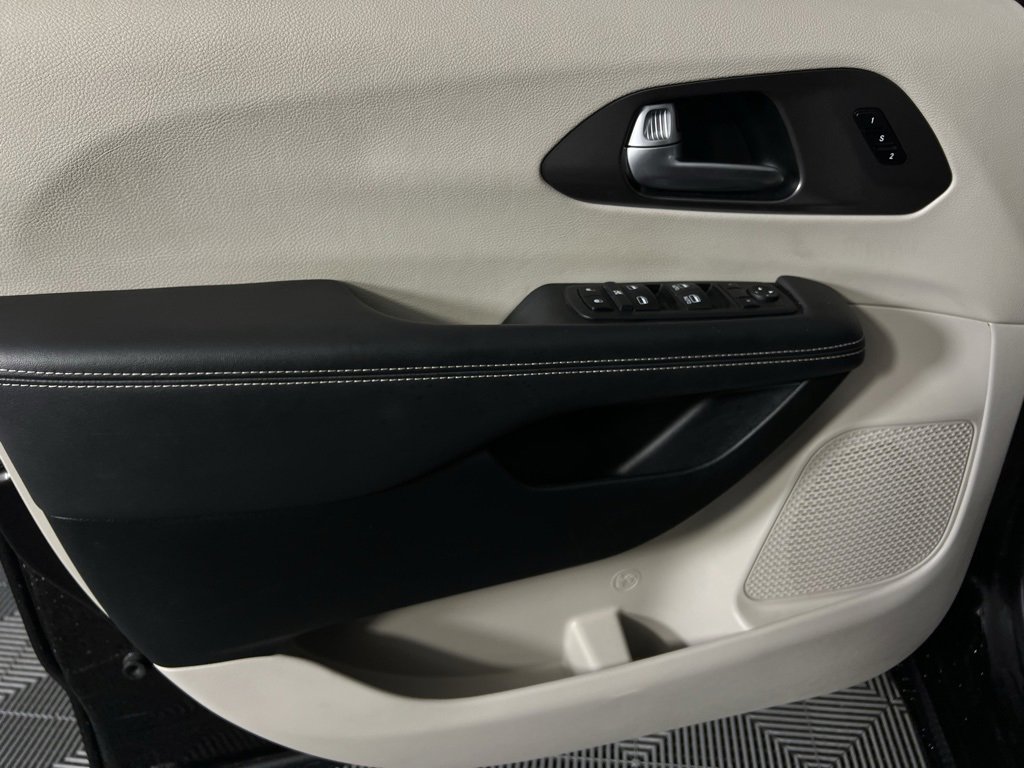 Used 2024 Chrysler Pacifica Touring-L image 25