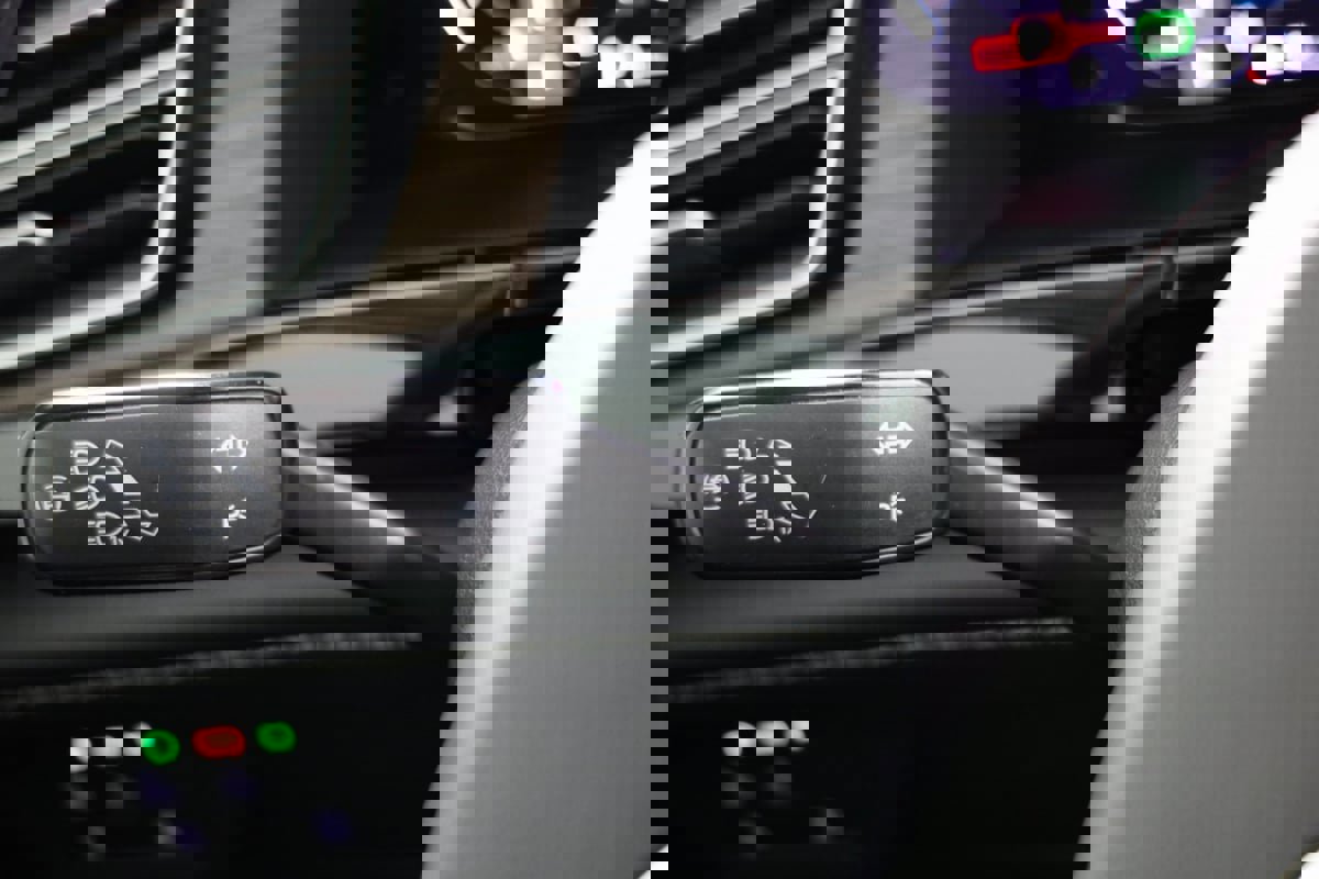 Used 2024 Volkswagen Atlas SEL Premium R-Line image 28