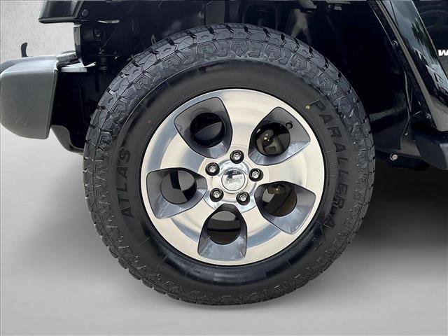 Used 2018 Jeep Wrangler Sahara w/ Connectivity Group AWD/4WD image 10