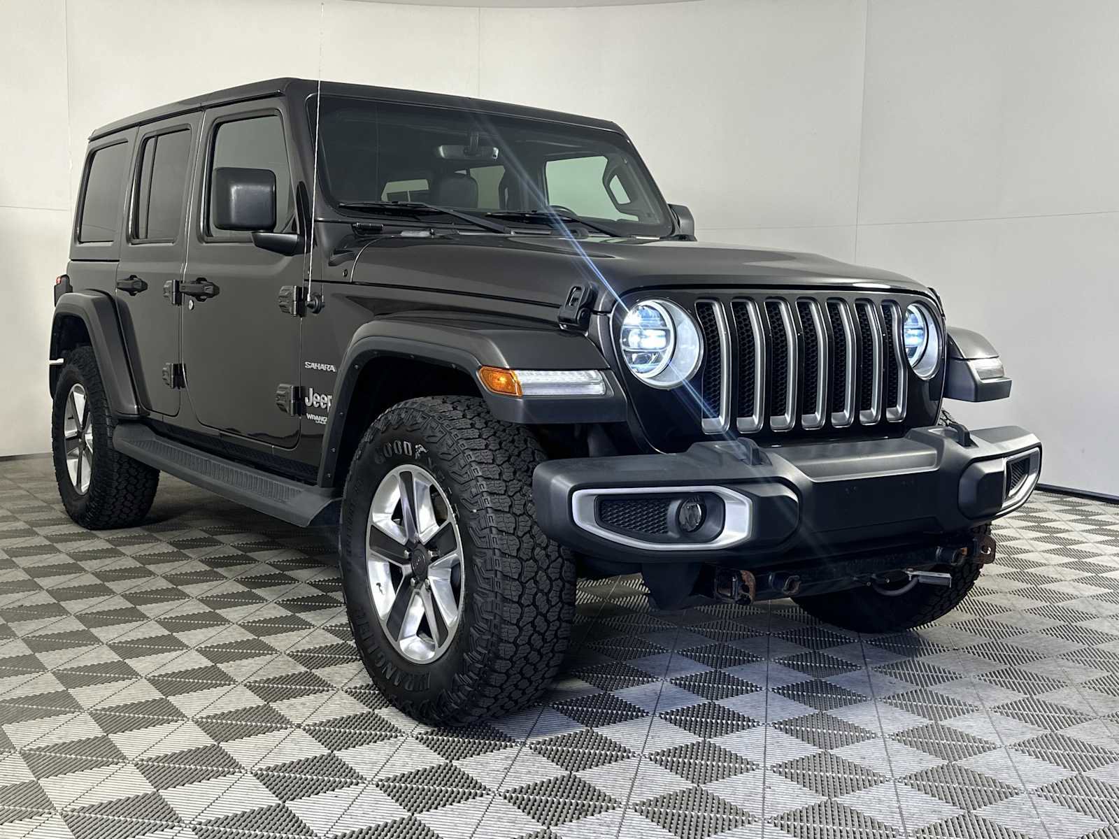 Used 2020 Jeep Wrangler Unlimited Sahara image 2