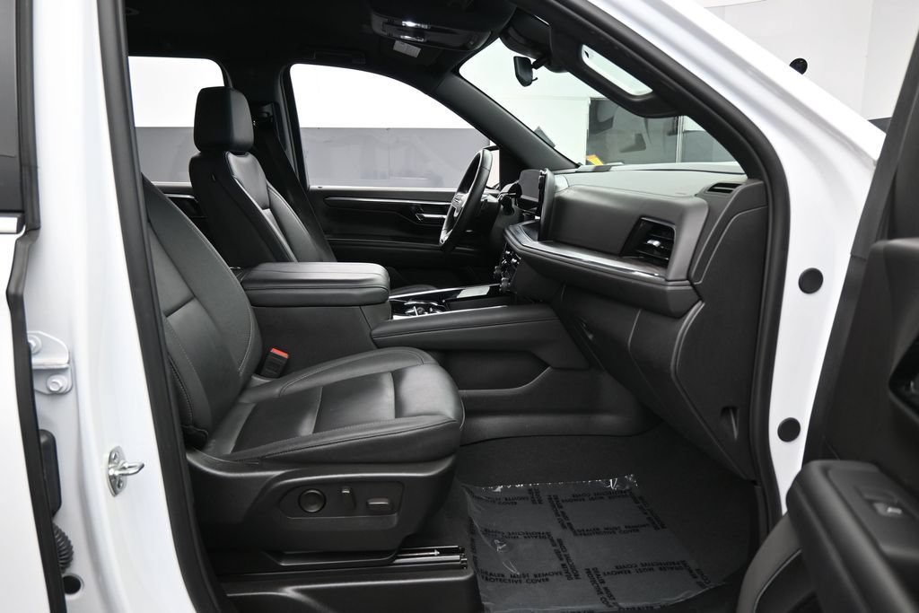 Used 2025 Chevrolet Suburban LT RWD image 49