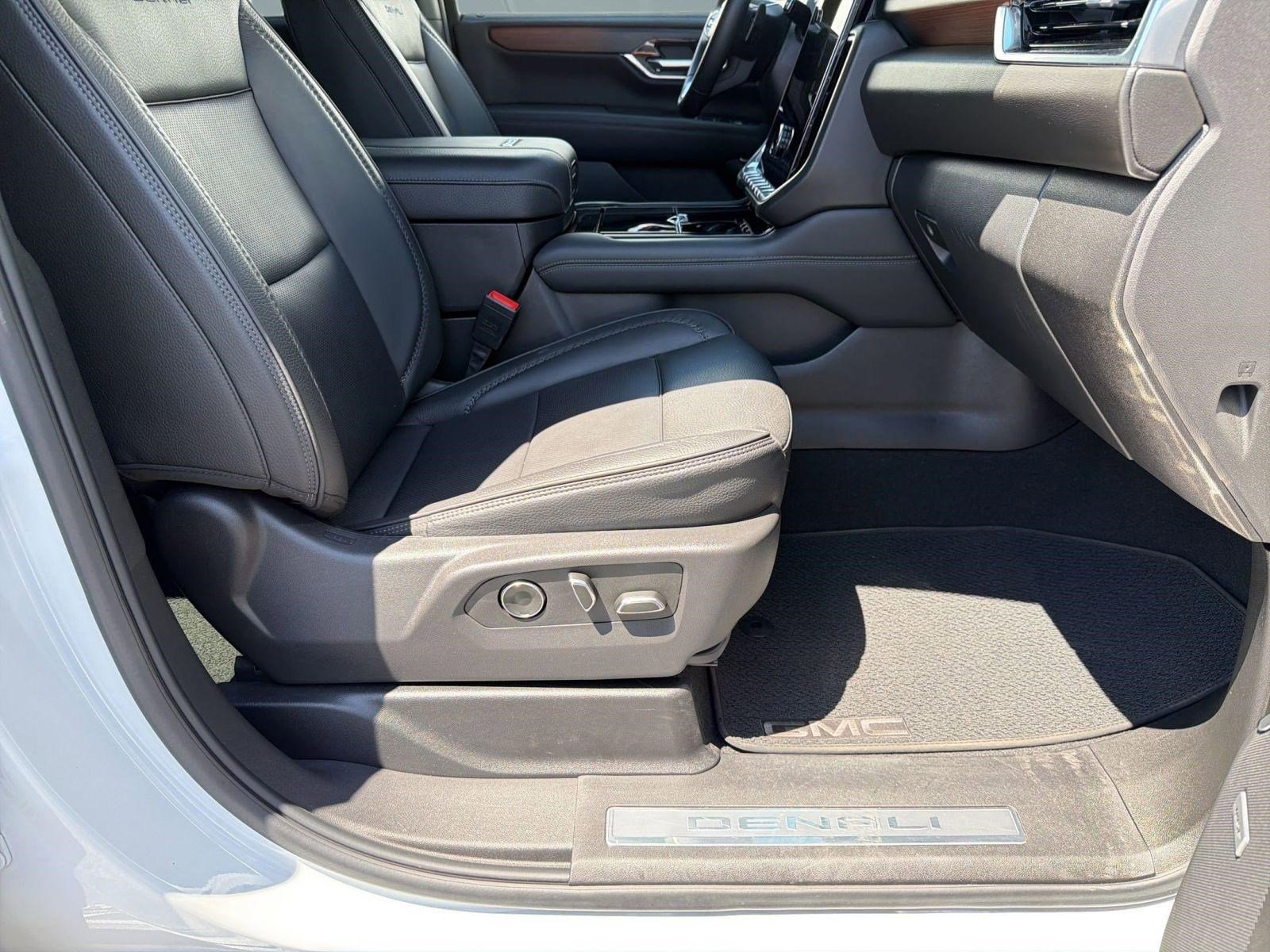 Used 2025 GMC Yukon XL Denali AWD/4WD image 29