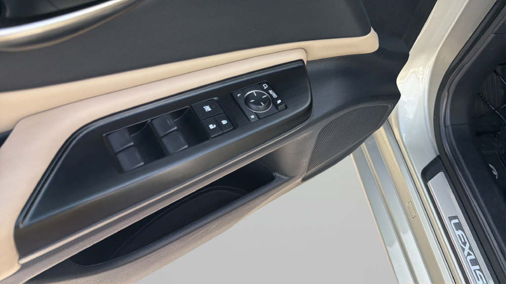 Used 2020 Lexus ES 350 Ultra Luxury w/ Accessory Package 2 FWD image 10