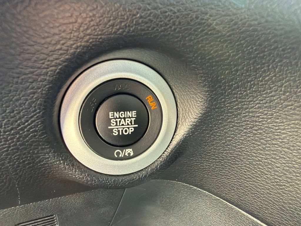 Used 2025 Chrysler Pacifica Select FWD image 33